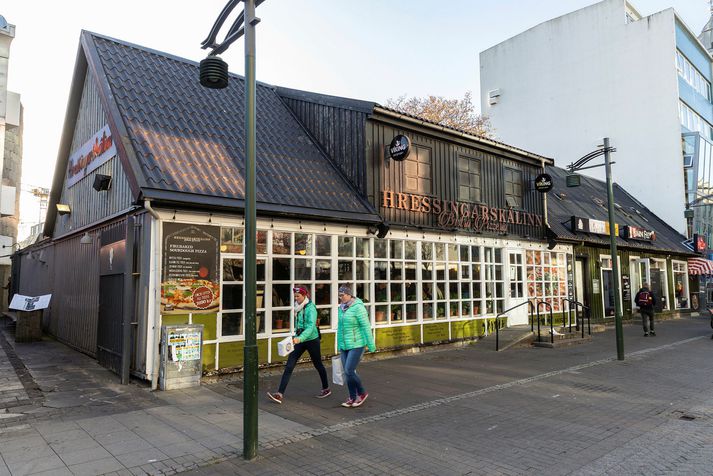 Hressingarskálinn í Austurstræti í Reykjavík þar sem maðurinn framdi brot sitt.