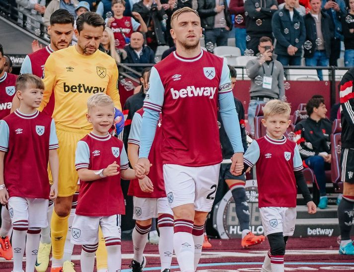 Brynjar Atli Ómarsson heldur hér í hægri hönd Jarrods Bowen, fyrirliða West Ham United.