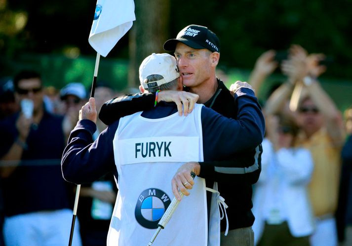 Furyk fagnar með kylfusveini sínum eftir hringinn ótrúlega.