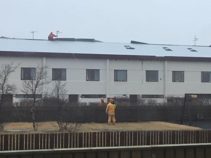 Bálhvasst er í Hafnarfirðinum og björgunarsveitarmenn eiga í miklum erfiðleikum með að fóta sig.