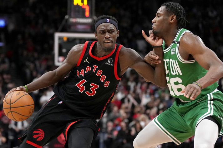 Pascal Siakam keyrir framhjá Aaron Nesmith í sigri Toronto Raptors í nótt.