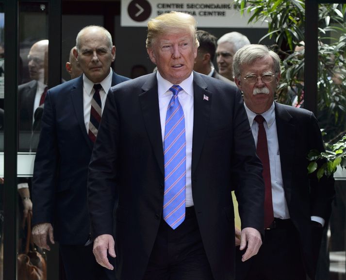 Donald Trump ásamt John Kelly, starfsmannastjóra Hvíta hússins, og John Bolton, þjóðaröryggisráðgjafa Trump.