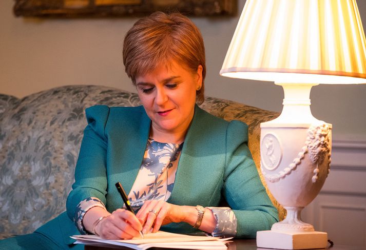 Nicola Sturgeon skrifar bréfið til Theresu May.