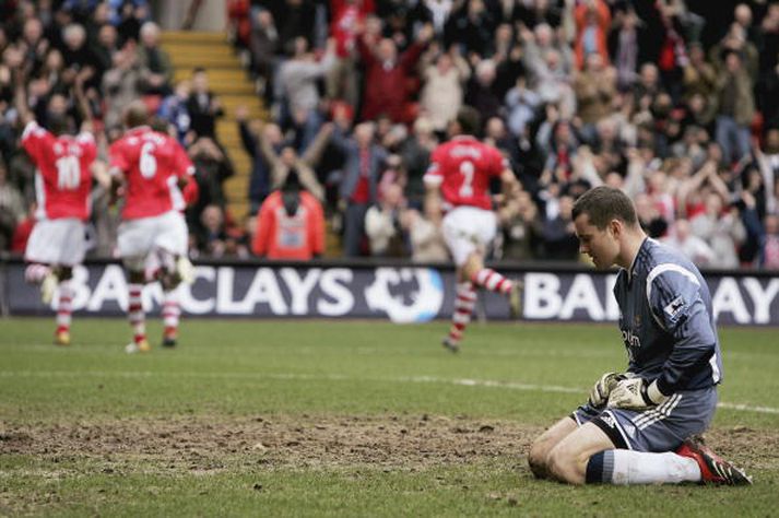 Vonbrigði - Shay Given gat ekkert gert í mörkunum þremur í dag en vonbrigðin leyna sér ekki.