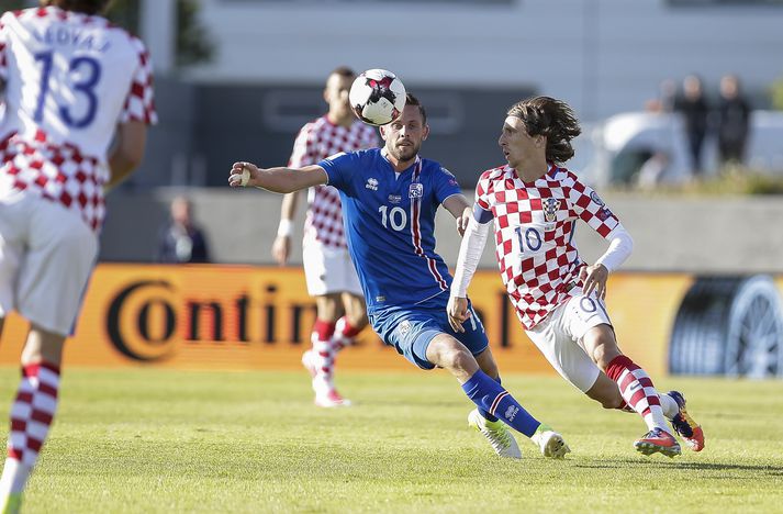 Luka Modric í baráttunni við Gylfa Þór Sigurðsson