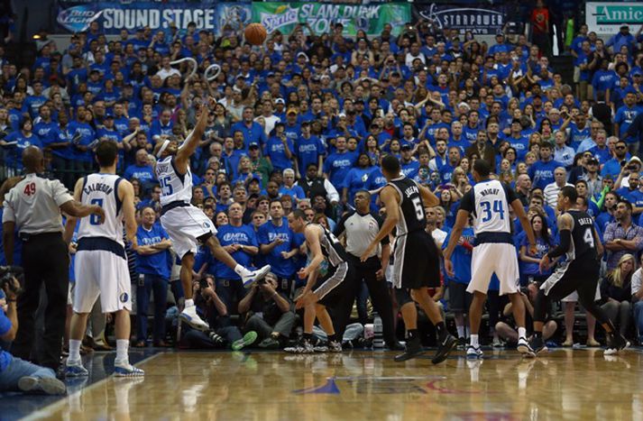 Vince Carter skorar sigurkörfu Dallas gegn San Antonio í nótt.