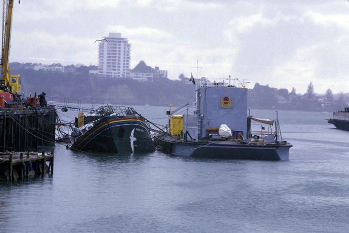 Skipið Rainbow Warrior sökk í höfninni í Aukcland árið 1985.