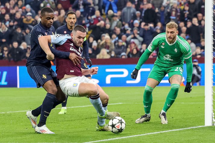 Pierre Kalulu og John McGinn í baráttunni.