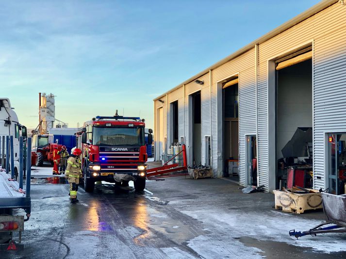 Slökkviliðinu barst tilkynning um eld í iðnaðarhúsnæði í Hafnarfirði