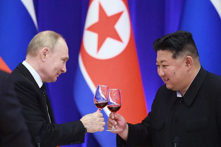 Vladimír Pútín, forseti Rússlands, og Kim Jong Un, einræðisherra Norður-Kóreu, þegar sá fyrrnefndi heimsótti einræðisríkið í sumar. Þeir skrifuðu undir samkomulag sem ráðamenn í Suður-Kóreu segja marka hernaðarbandalag ríkjanna.