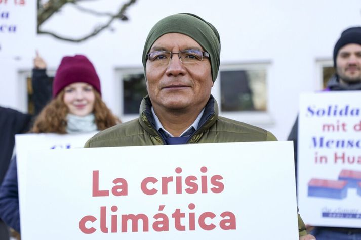 Saúl Luciano Lliuya ræktar korn, bygg og kartöflur fyrir utan bæinn Huaraz í Andesfjöllum. Hann telur þýskt kolaorkufyrirtæki ábyrgt fyrir vaxandi flóðahættu af völdum bráðnunar jökla vegna hnattrænnar hlýnunar.