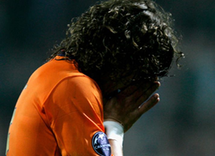 Carlos Puyol syrgir föður sinn og verður ekki með í kvöld.