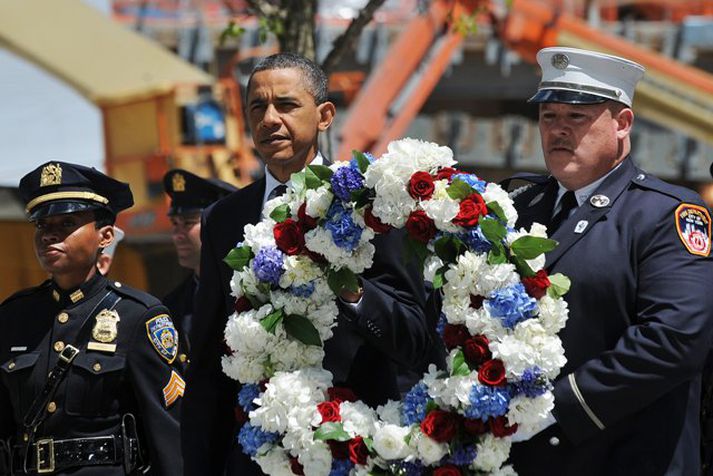 Barack Obama lagði blómsveig að Ground Zero í dag. Mynd/ AFP.