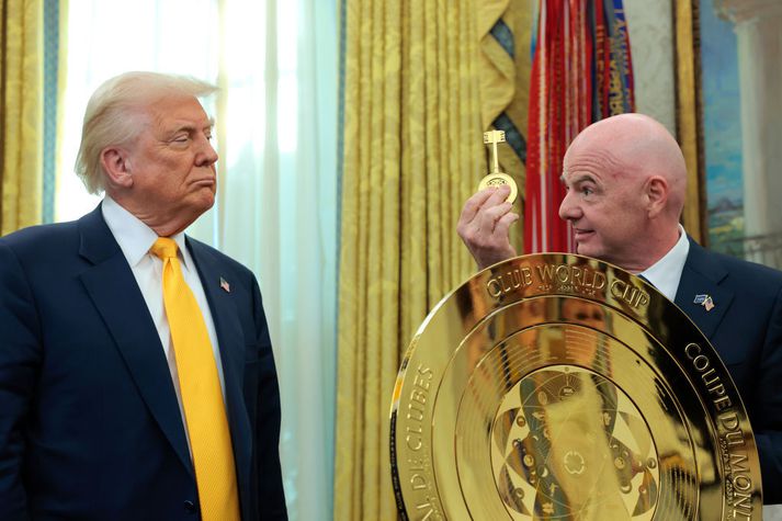 Gianni Infantino sýnir Donald Trump gulllykilinn sem Bandaríkjaforseti fær að hafa í sínum fórum.