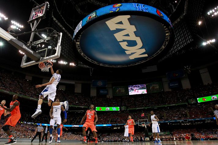 Anthony Davis hjá Kentucky treður boltanum ofan í körfuna í nótt.