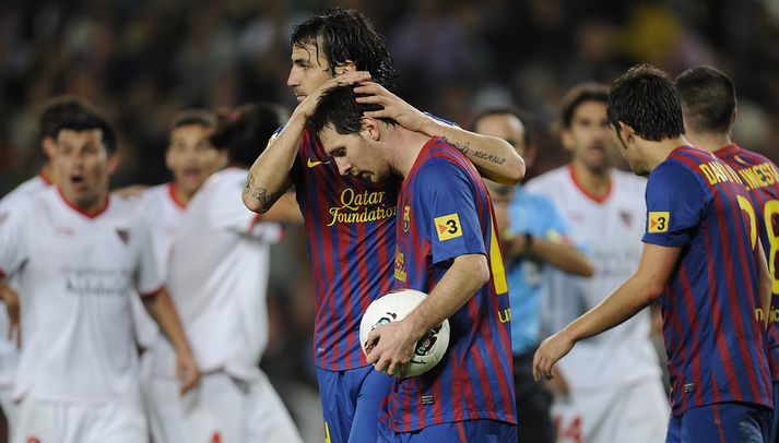 Cesc Fabregas hughreystir Lionel Messi.