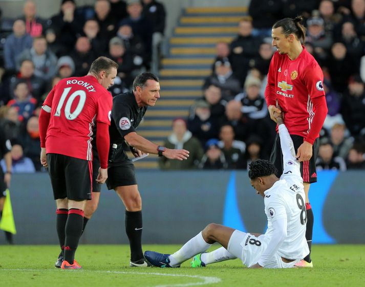 Zlatan Ibrahimovic togar Leroy Fer upp eftir brotið.