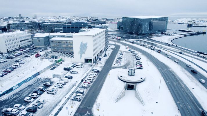 Gerandinn í stunguárásinni á menningarnótt var handtekinn skömmu eftir árásina. Hann hefur verið ákærður fyrir manndráp og tilraun til manndráps og er nú í varðhaldi.