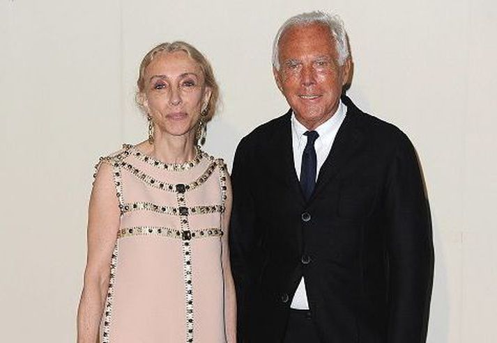 Franca Sozzani, ritstjóri ítalska Vogue, kennir lélegri þýðingu frá ítölsku yfir á ensku um mistökin. Hér er hún með Giorgio Armani fatahönnuði.Nordicphotos/getty