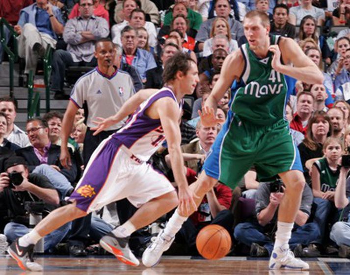 Steve Nash sækir hér að félaga sínum og andstæðingi Dirk Nowitzki. Flestir eru sammála um að þessir tveir hafi verið bestu leikmennirnir í NBA í vetur.