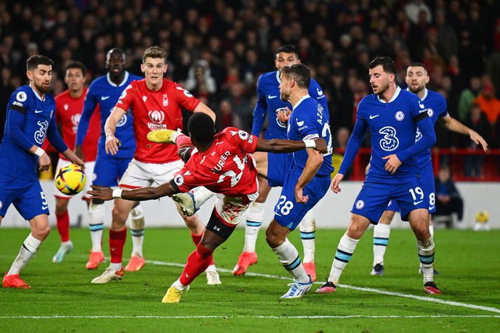 Serge Aurier sést hér skora jöfnunarmark Nottingham Forest.