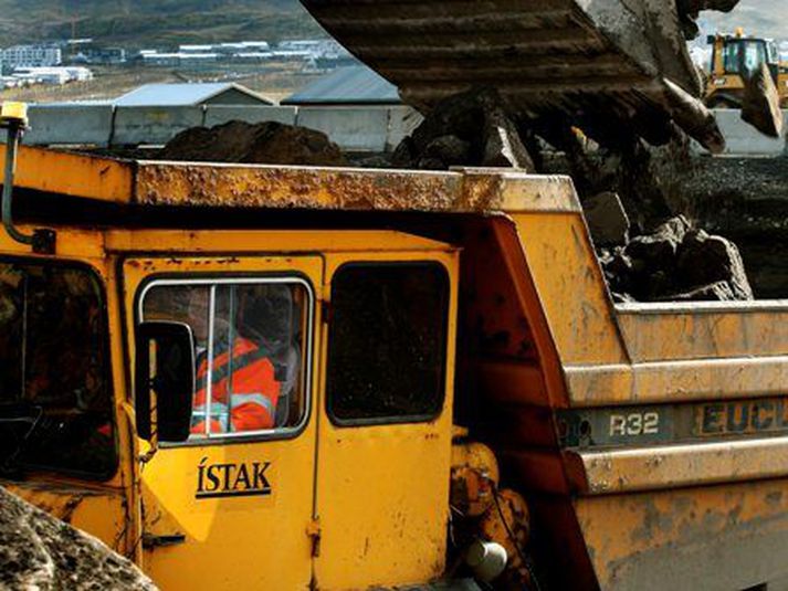 Forstjóri verktakafyrirtækis gefur lítið fyrir yfirlýsingar um að stutt sé í stórframkvæmdir í vegagerð. Sá söngur hafi heyrst of oft. Hann segir ríkið stuðla að gjaldþrotum verktaka með því að taka tilboðum langt undir kostnaði.  