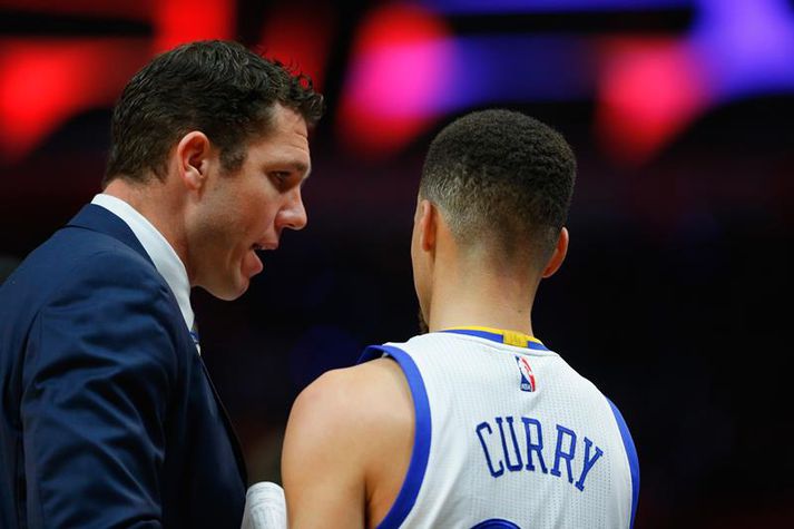 Luke Walton ræðir við Steph Curry.