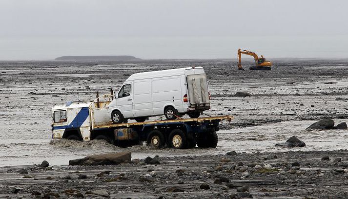 Haldið verður áfram að flytja fólk og bíla yfir ána þar til hægt verður að hleypa umferð á bráðabirgðabrúna. fréttablaðið/pjetur