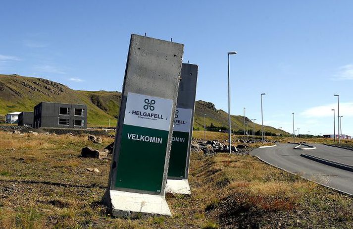 Velkomin! Gestir eru boðnir velkomnir í Helgafellslandið þegar ekið er upp tengibrautina úr Álafosskvosinni.Fréttablaðið/GVA