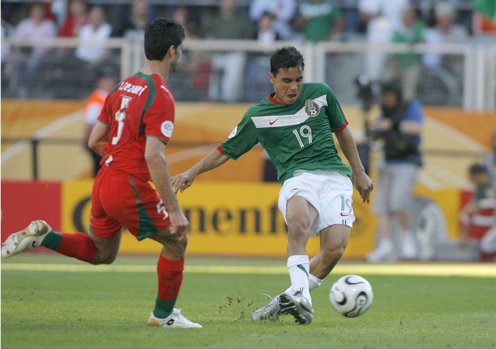 Omar Bravo skorar hér annað marka sinna fyrir Mexíkó gegn Íran í dag.