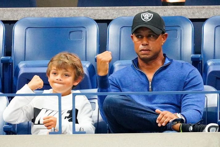 Feðgarnir Tiger Woods og Charlie Axel Woods fylgjast með Rafael Nadal spila á Opna bandsríska tennismótinu árið 2019.