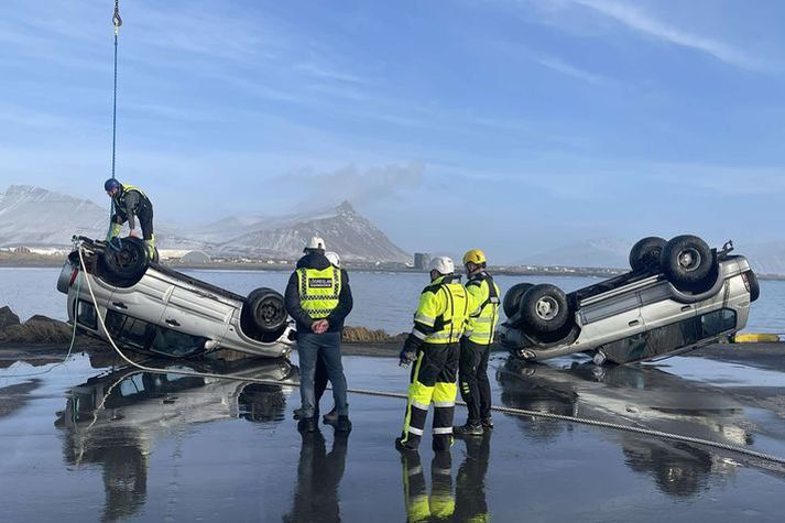 Bílarnir tveir sem aldan hrifsaði í sjóinn á mánudagsmorgun í síðustu viku voru hífðir upp á land nokkrum dögum seinna.