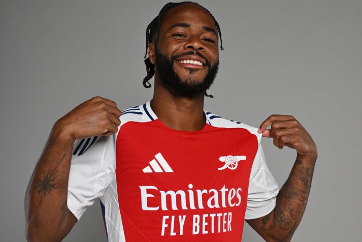 Raheem Sterling kominn í Arsenal búninginn en hann klárar tímabilið með Skyttunum.