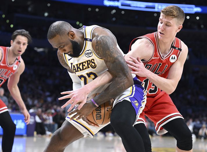 LeBron James og félagar í Los Angeles Lakers áttu litla möguleika gegn Chicago Bulls.