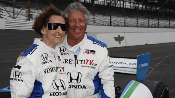 Edith Pittenger og Mario Andretti eftir bíltúrinn.