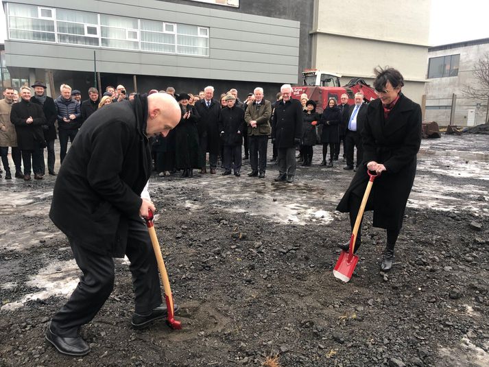 Steingrímur J. Sigfússon og Ragna Árnadóttir tóku fyrstu skóflustunguna að nýrri byggingu undir starfsemi Alþingis í dag.