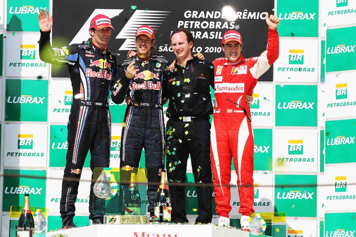 Mark Webber, Sebastian Vettel, og Christian Horner hjá Red Bull á verðlaunapallinum í Brasilíu ásamt Fernando Alonso.