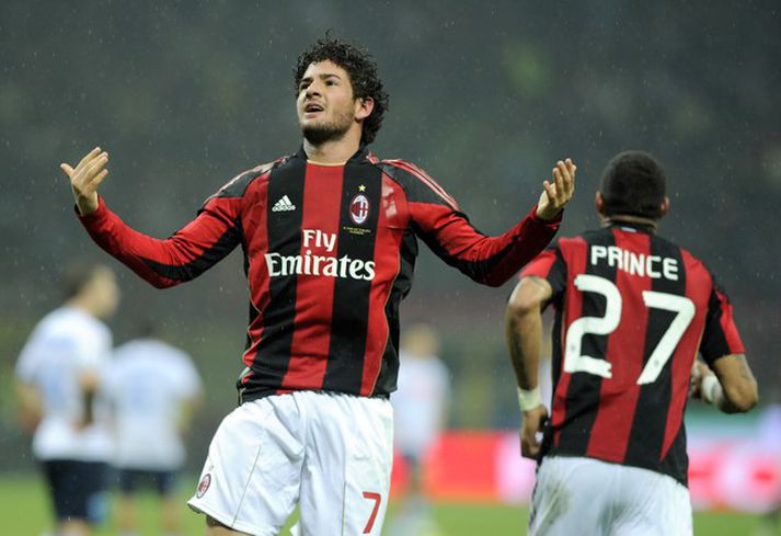 Pato fagnar marki í leik með AC Milan.