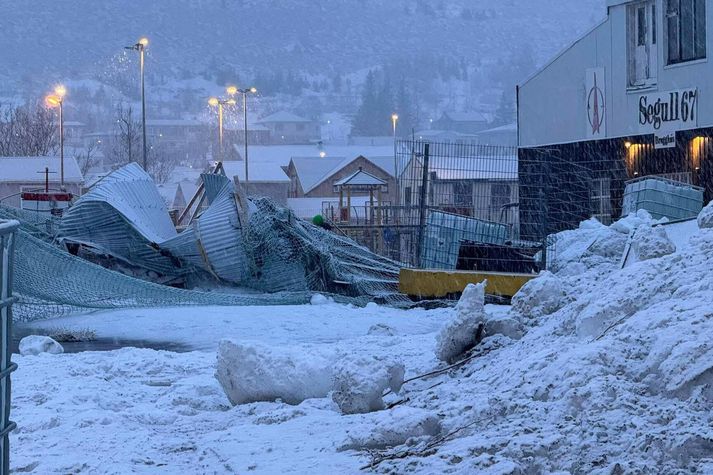 Þakplötur fuku um Siglufjörð í nótt og talsverð hætta myndaðist.