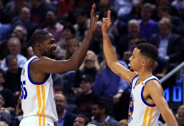 Durant og Curry voru sjóðheitir gegn Toronto.