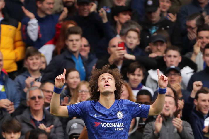 David Luiz horfir til himins eftir að hafa komið Chelsea í 2-0 gegn Watford.