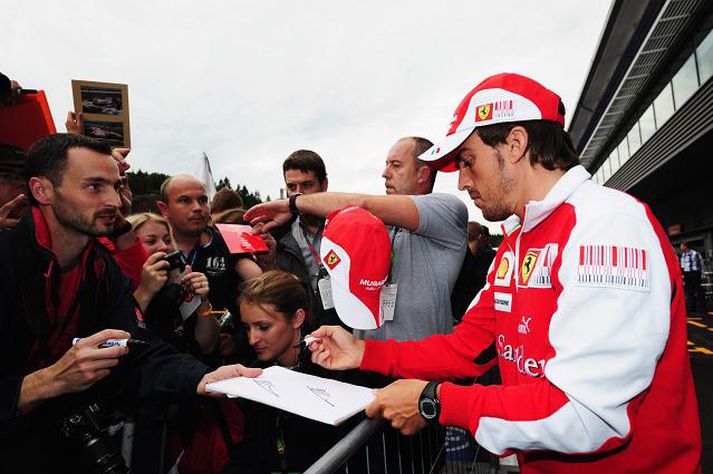 Fernando Alonso áritar fyrir áhorfendur a Spa brautinni í dag.