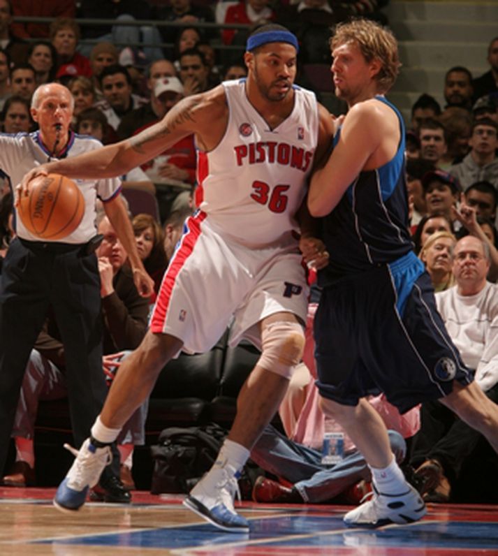 Rasheed Wallace sækir að Dirk Nowitzki