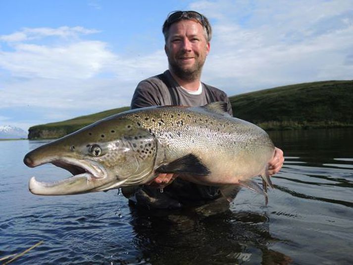 Hinn góðkunni stórlaxaveiðimaður Nils Folmer með stórlax úr Nesi