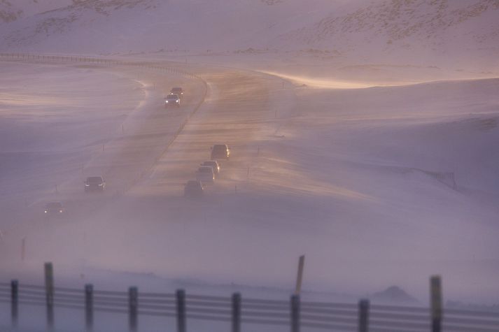 Útlit er fyrir slæma færð víða um land á morgun.