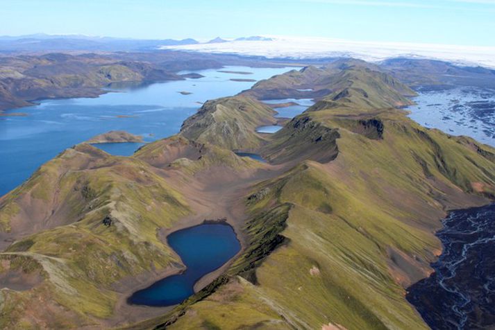 Á myndinni sjást Langsjór, Fögrufjöll og Skaftá með Vatnajökul í baksýn.