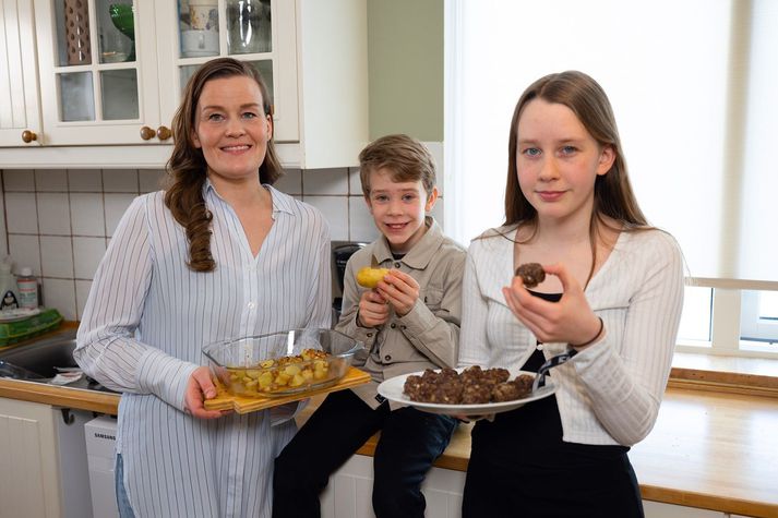 Sólveig ásamt börnunum sínum tveimur. Þau mæta alltaf með mat að heiman í skólann.