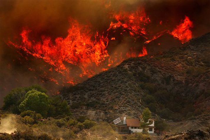 Eldar í Morongo Valley í gær