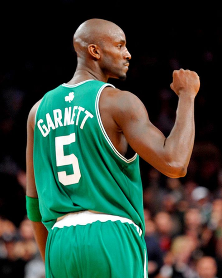 Kevin Garnett fagnar sigurkörfu sinni í nótt.