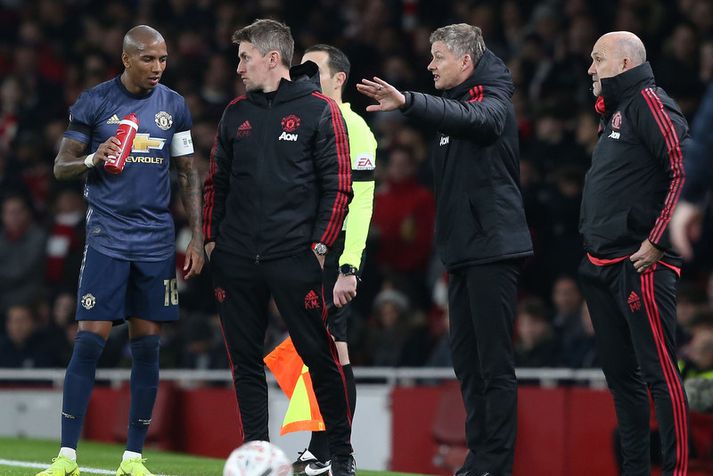 Ole Gunnar Solskjær segir Ashley Young að færa sig ofar á völlinn.